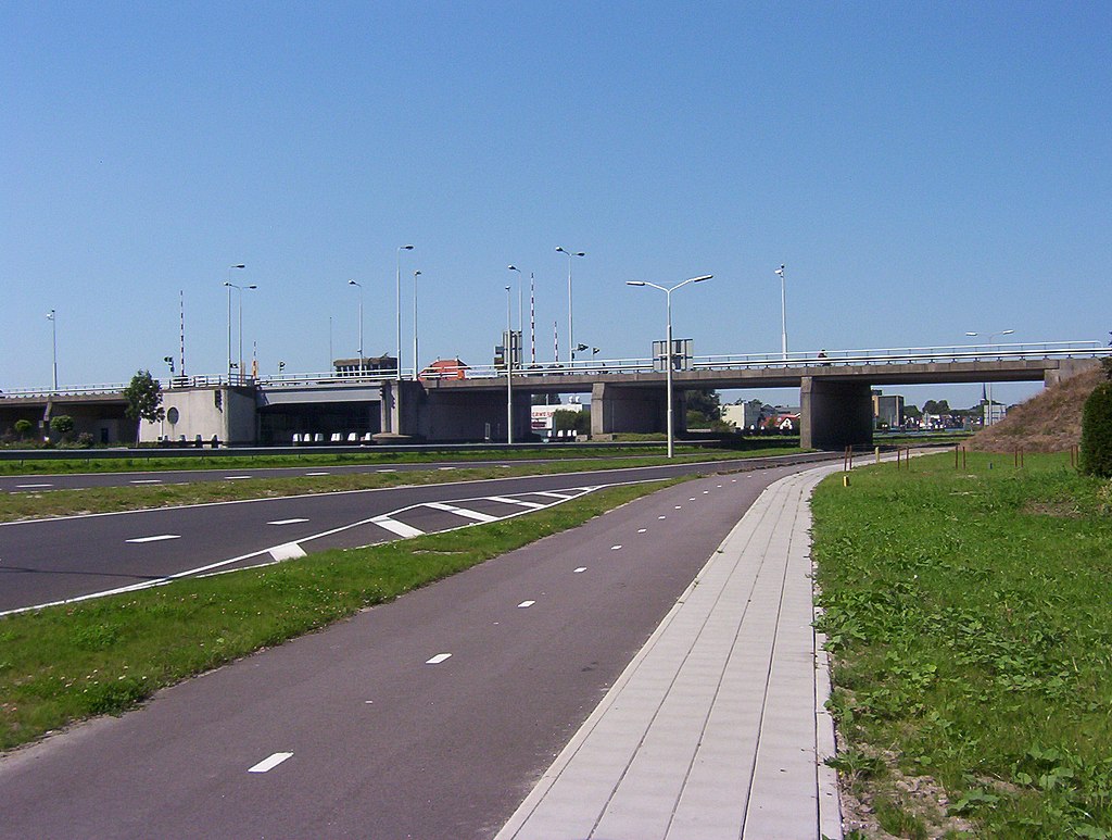 Kade onder Coenecoopbrug wordt opgehoogd