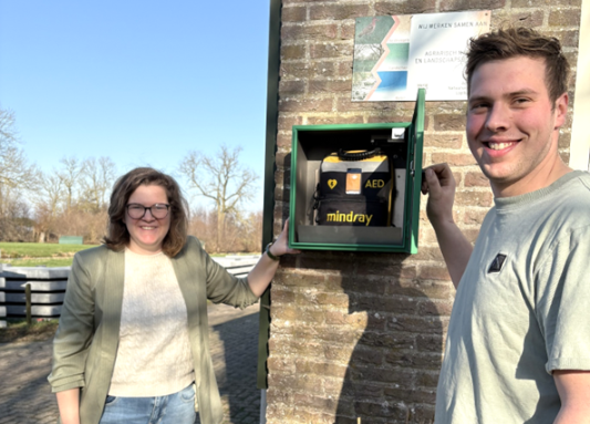 Wethouder Bultman neemt twee AED’s in gebruik bij IJsclub De Vlist