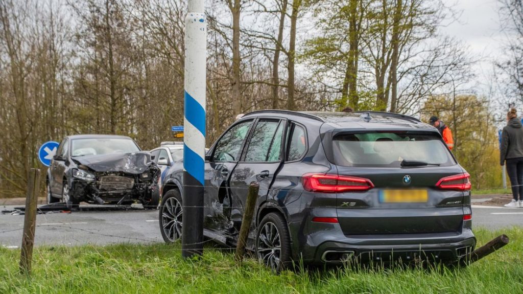 Weg dicht na botsing op provinciale weg N228