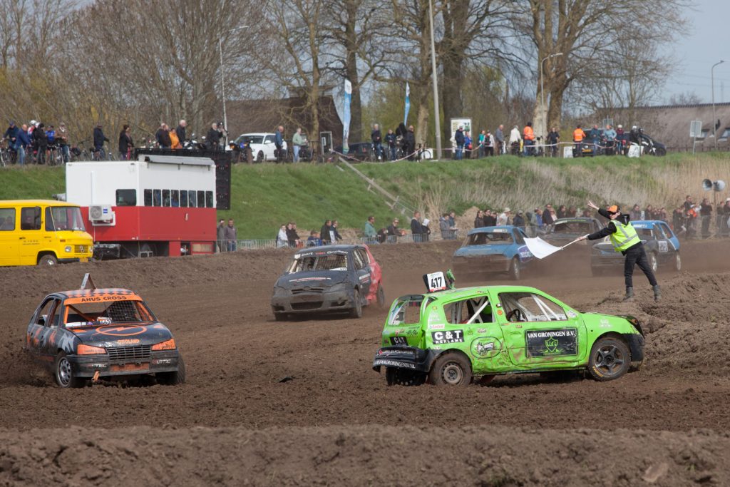 Spektakel en strijd tijdens autocross Rang Pang in Haastrecht (foto’s)