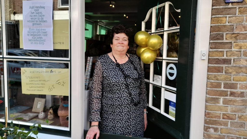 Adri Bakker neemt na 50 jaar afscheid van winkel in Haastrecht (video)