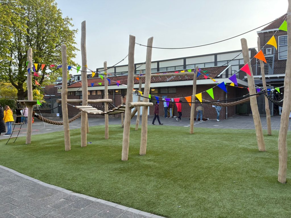 Feestelijke opening nieuw schoolplein in Gouda