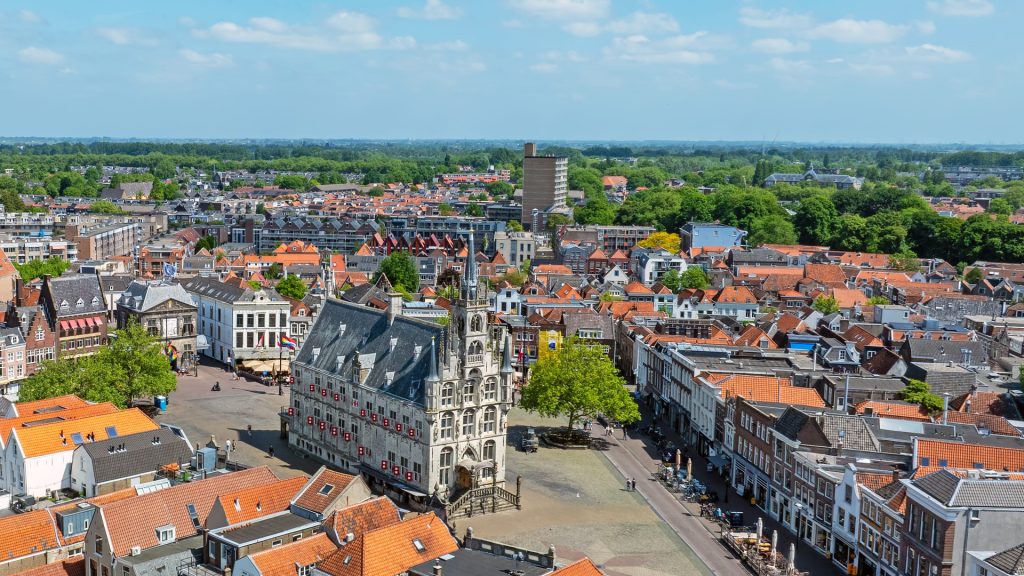 Drone boven binnenstad Gouda om zonnepanelen in kaart te brengen