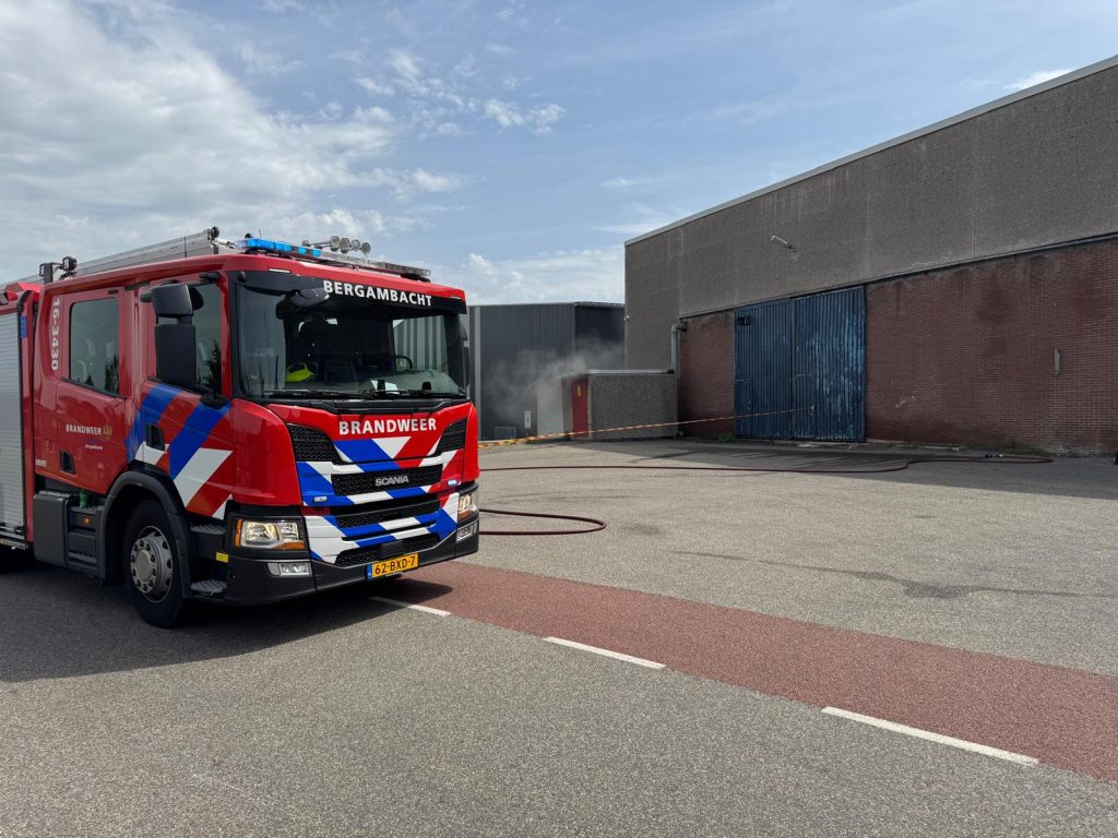 Kleine brand in elektrakast aan Lekdijk Oost in Bergambacht zorgt voor stroomstoring