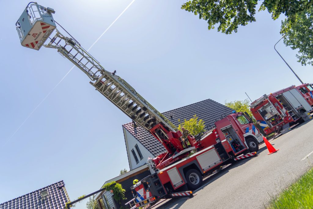 Dakbrand woning aan het Weijland in Nieuwerbrug