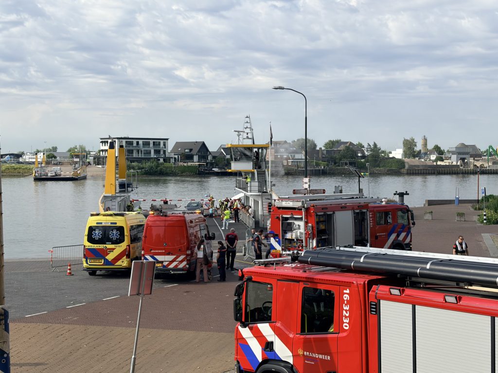 Pont in Schoonhoven vormt uniek toneel voor uitdagende brandweerwedstrijd (Foto’s)