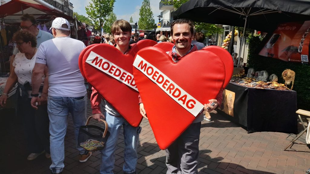 Meer dan 100 kramen op de jaarlijkse moederdag braderie in Lekkerkerk