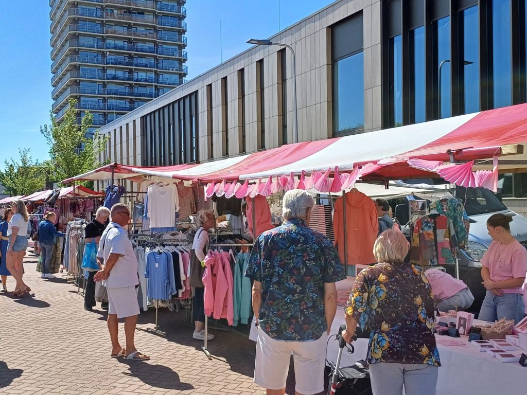 Jaarmarkt op Raadhuisplein in Krimpen aan den IJssel op 30 mei