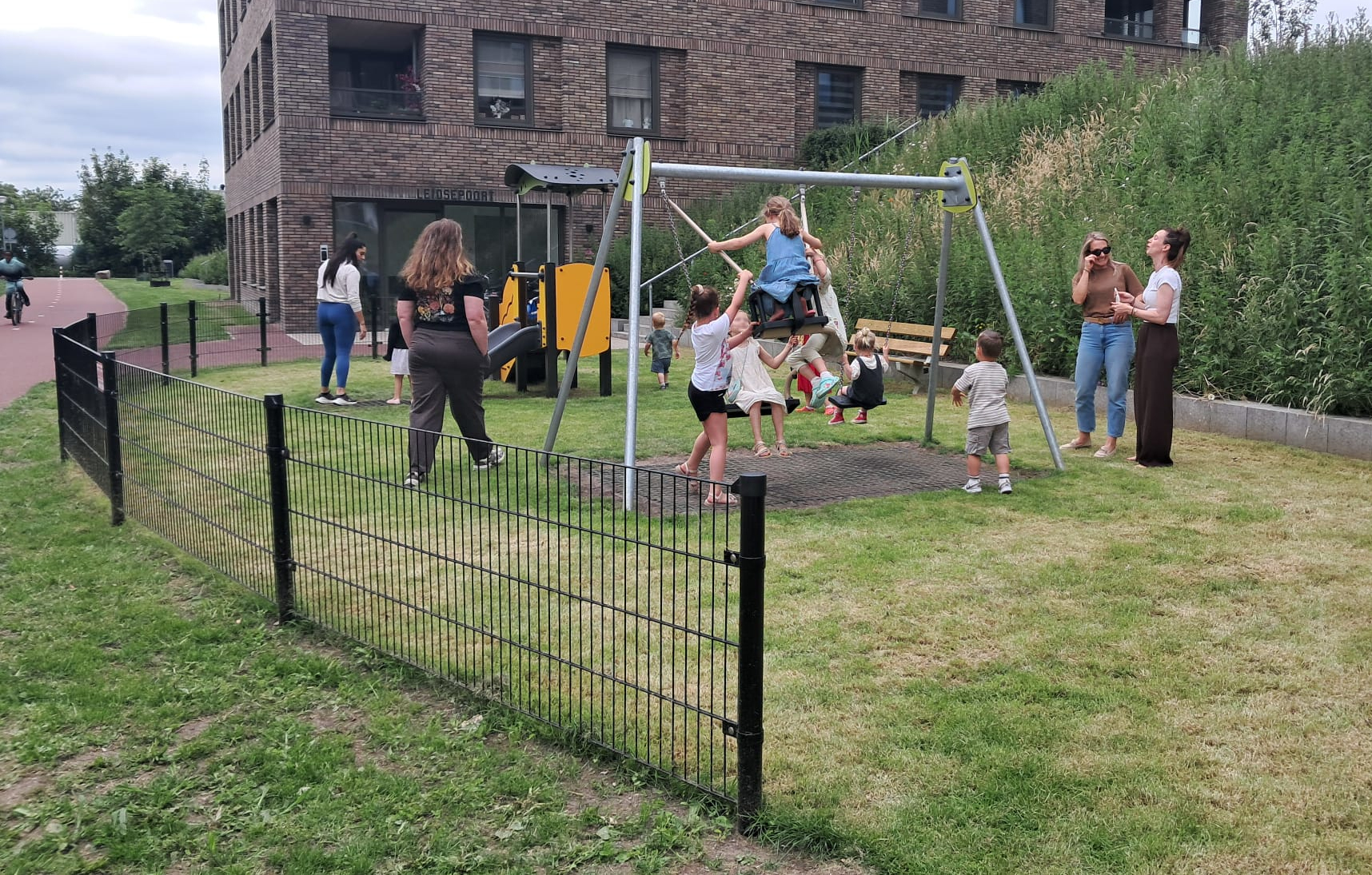 Nieuw speeltuintje heeft schommel voor twee