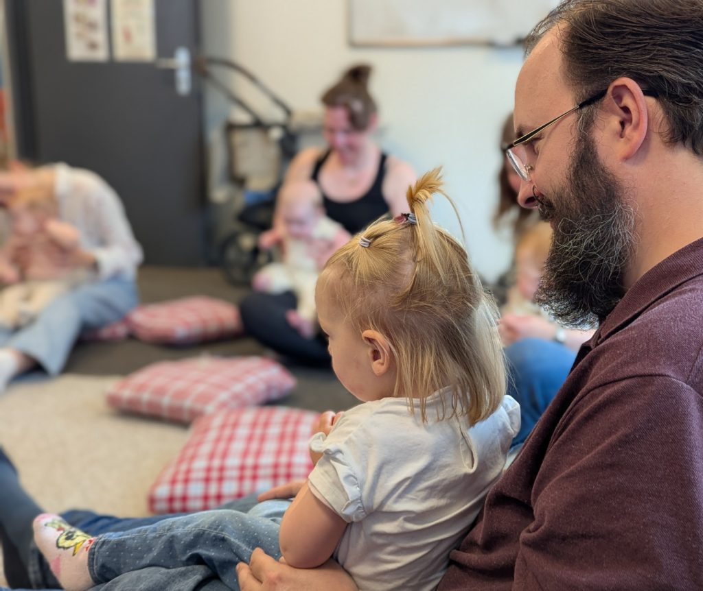 Jongste kindjes maken kennis met boeken in bibliotheek Waddinxveen met Boekstartdag