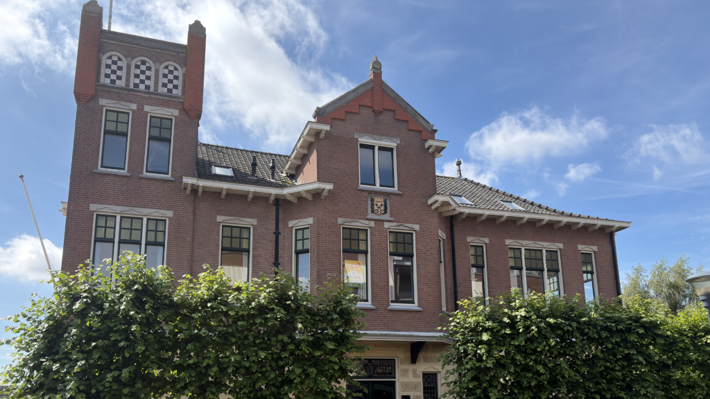 College heeft oude gemeentehuis op het oog