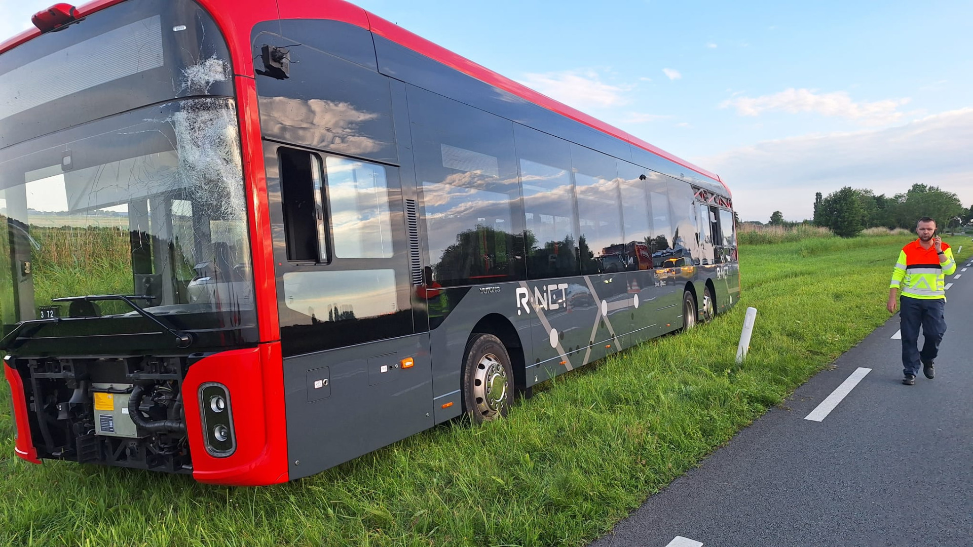 Botsing tussen lijnbus en vrachtwagen op N207