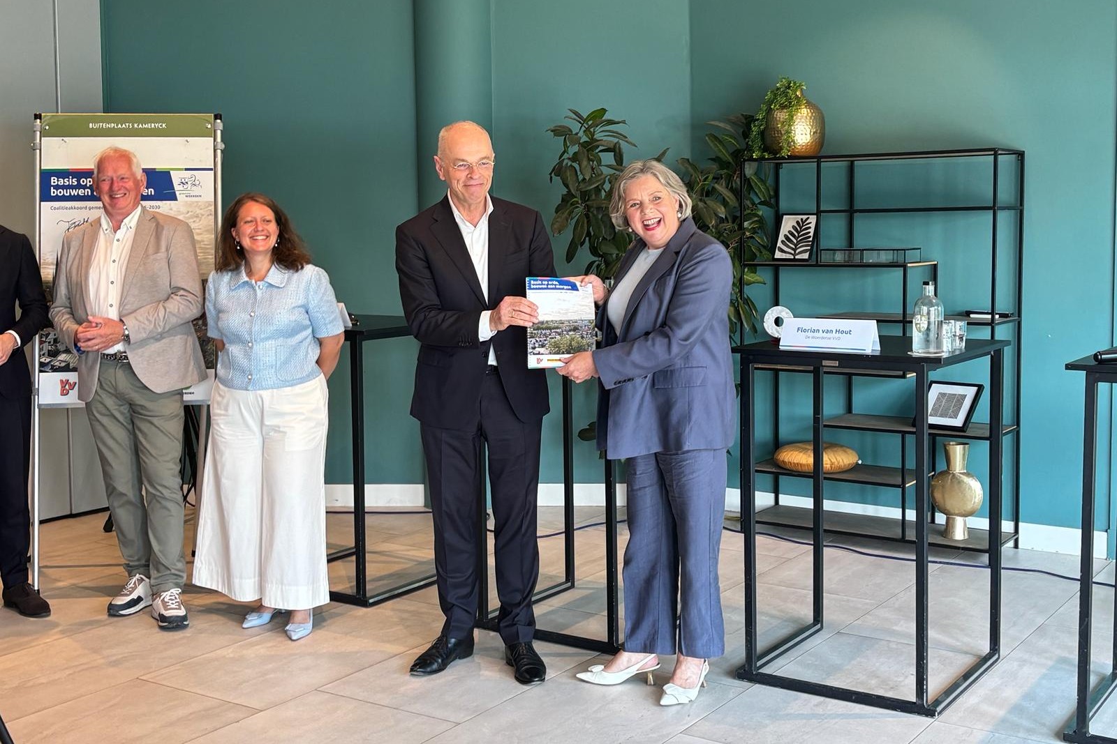 Coalitieakkoord Woerden officieel gepresenteerd en overhandigd aan burgemeester