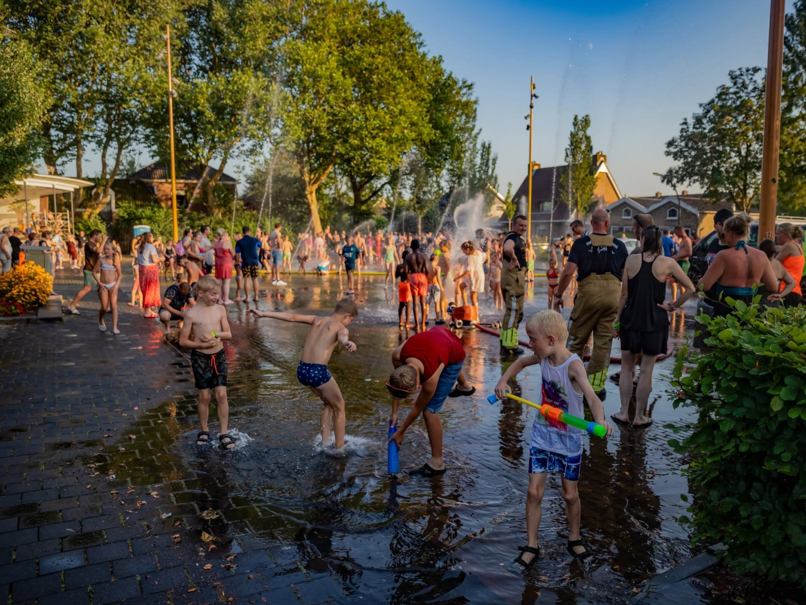 Brandweer zorgt voor verkoeling met waterfestijnen tijdens tropische hitte
