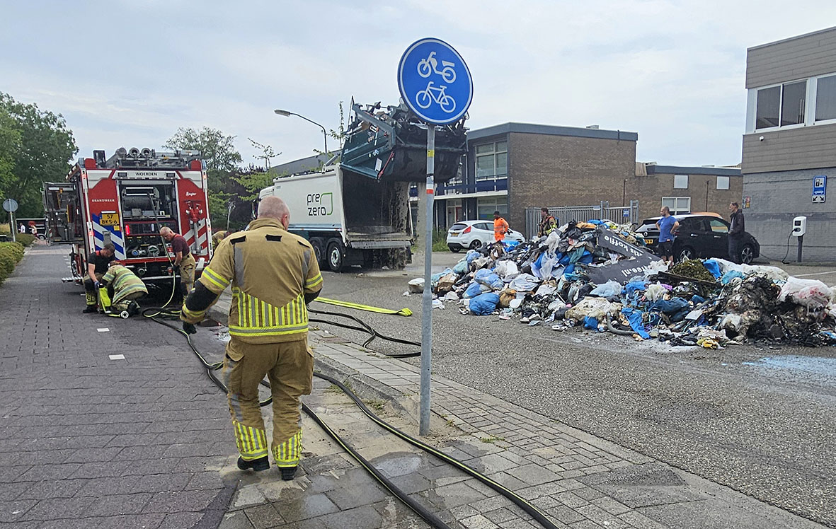 Inhoud vuilniswagen in brand
