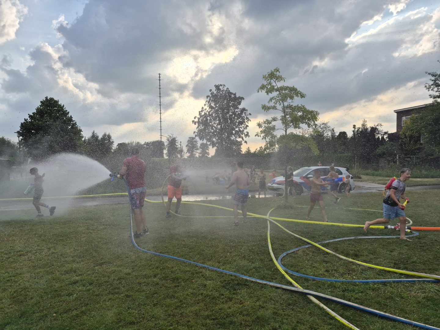 Kinderen gaan watergevecht aan met politie en brandweer in Lopik