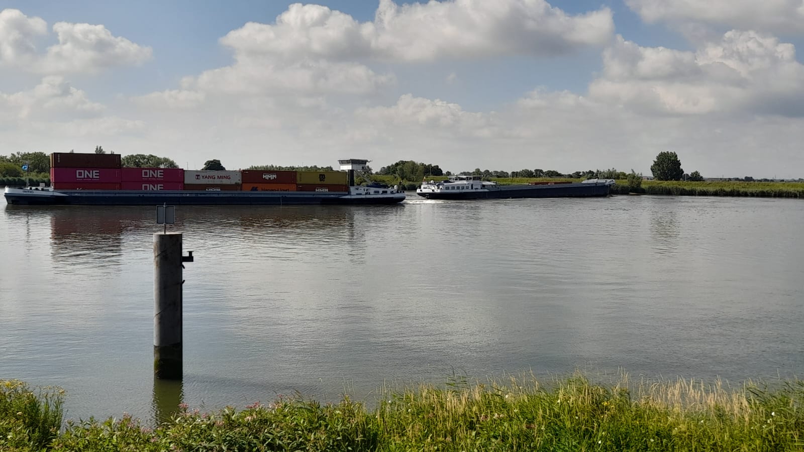 Containerschip loopt vast op de Lek tegenover Bergambacht
