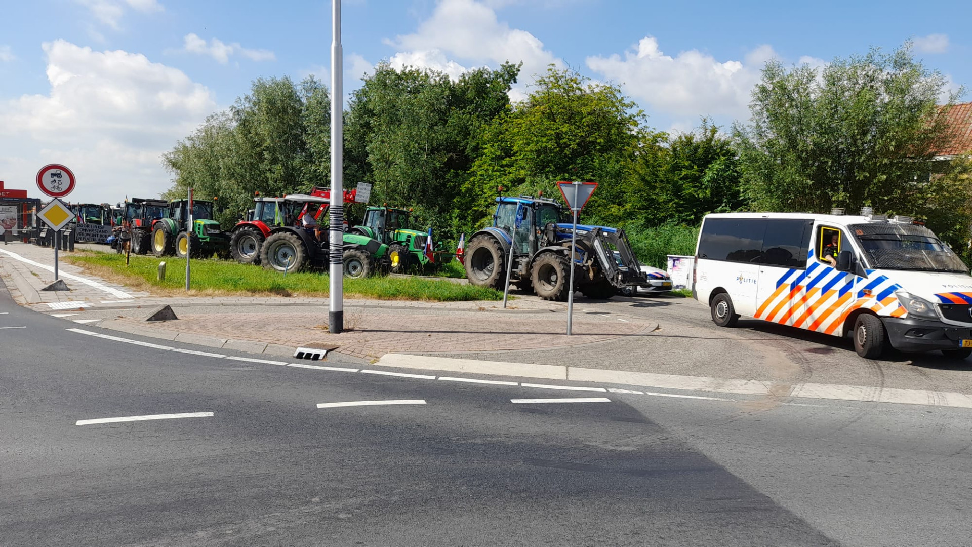 Boeren met trekkers naar Den Haag om te protesteren tegen stikstofplannen
