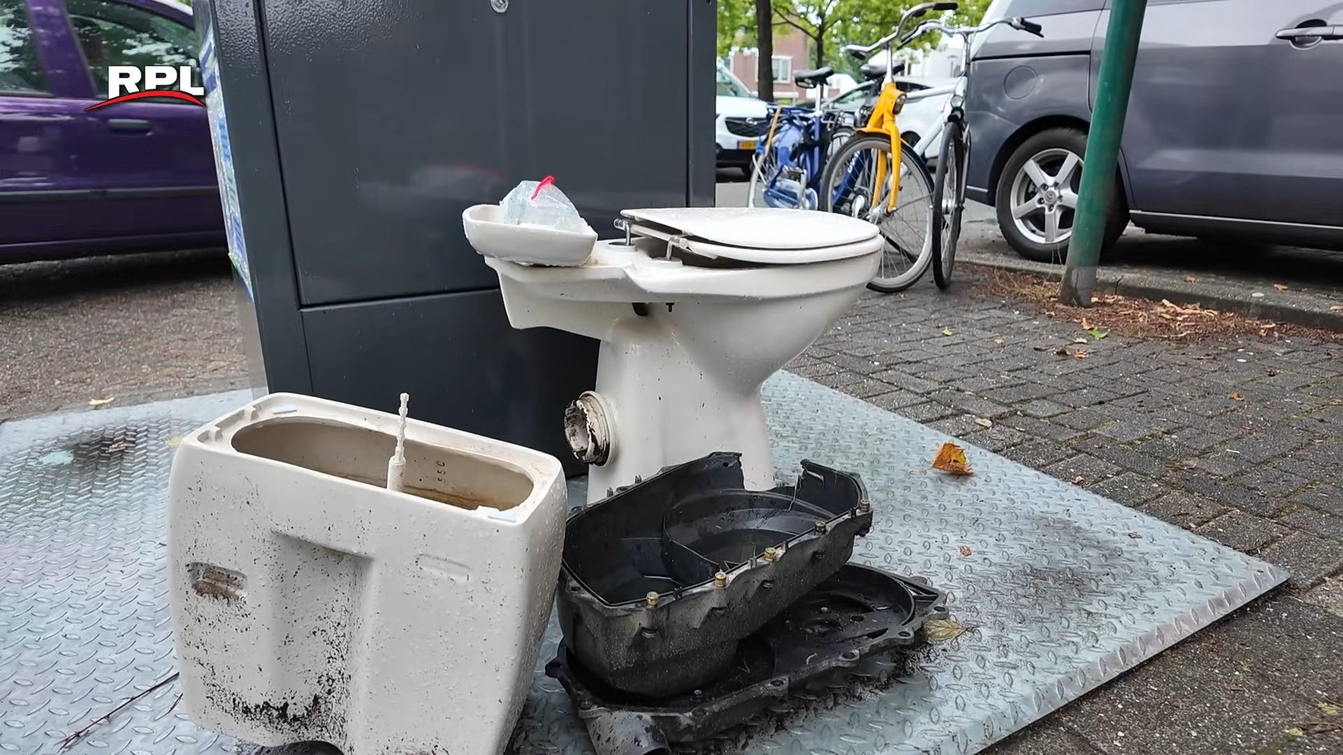 (Video) Gedumpt afval zorgt voor frustratie in Woerden 