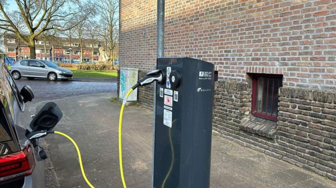 Ook benzineauto’s mogen parkeren bij nieuwe laadpalen