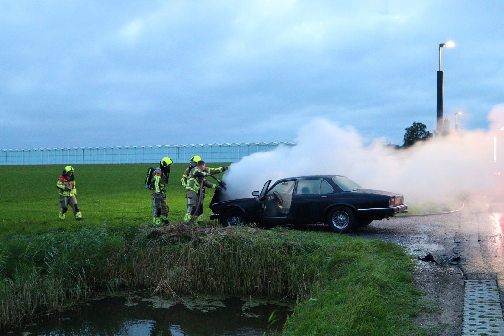 Auto in brand gevlogen op Zesde Tochtweg