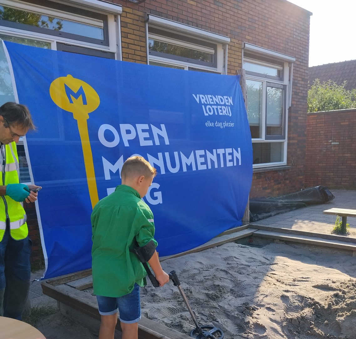 Kinderen zoeken naar vondsten op Archeo-speurveld