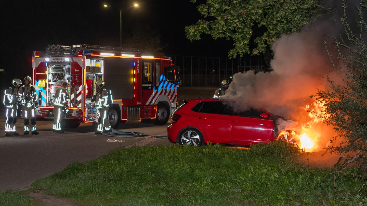 Autobrand op parkeerterrein sportpark Cromwijck