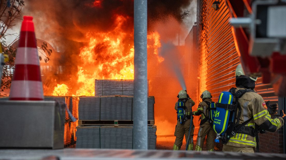 Brand bij bedrijf aan Edisonweg in Woerden