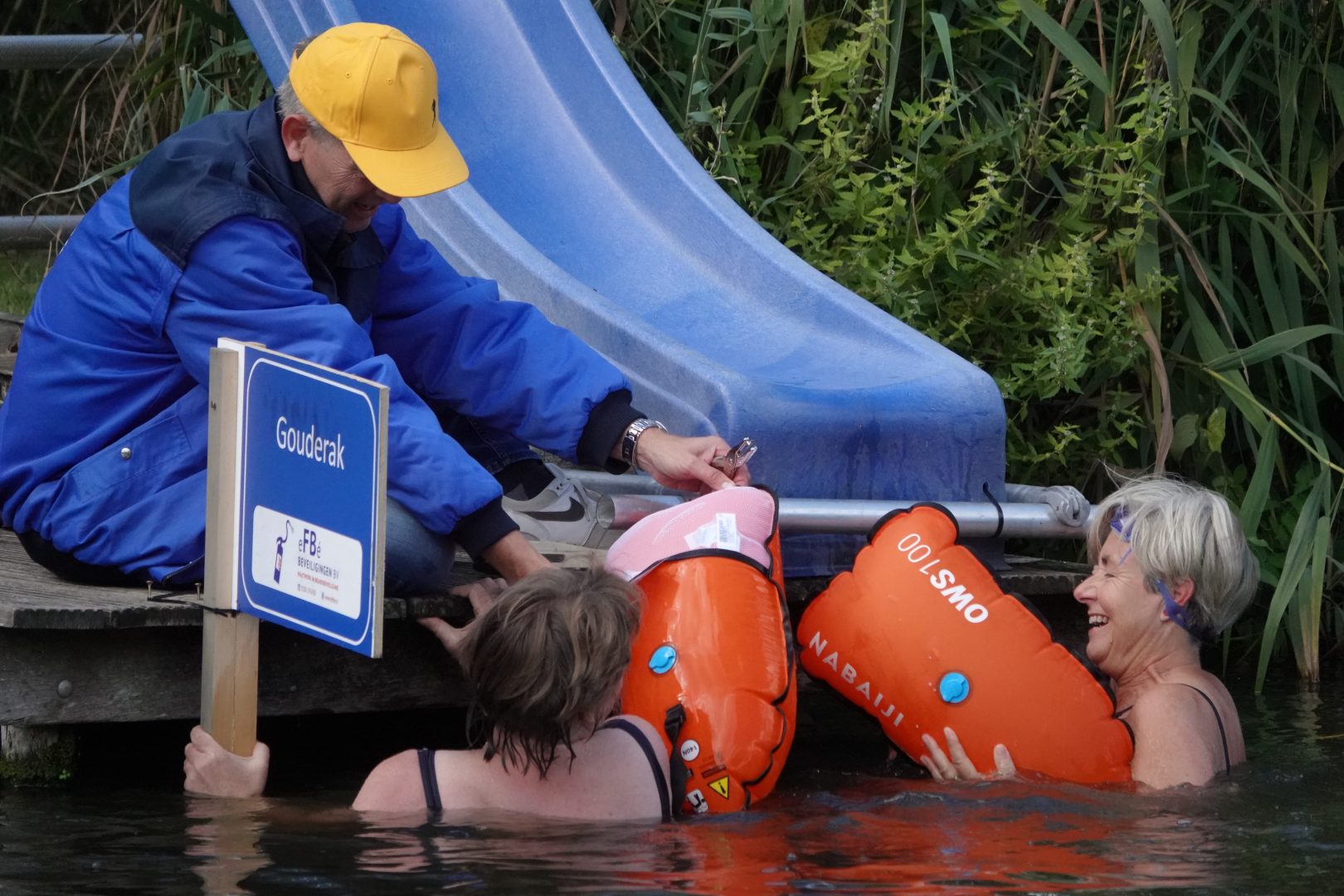 Zwemtocht door de Vlist groeit door: honderd deelnemers en jubileum voor ijsclub (video)