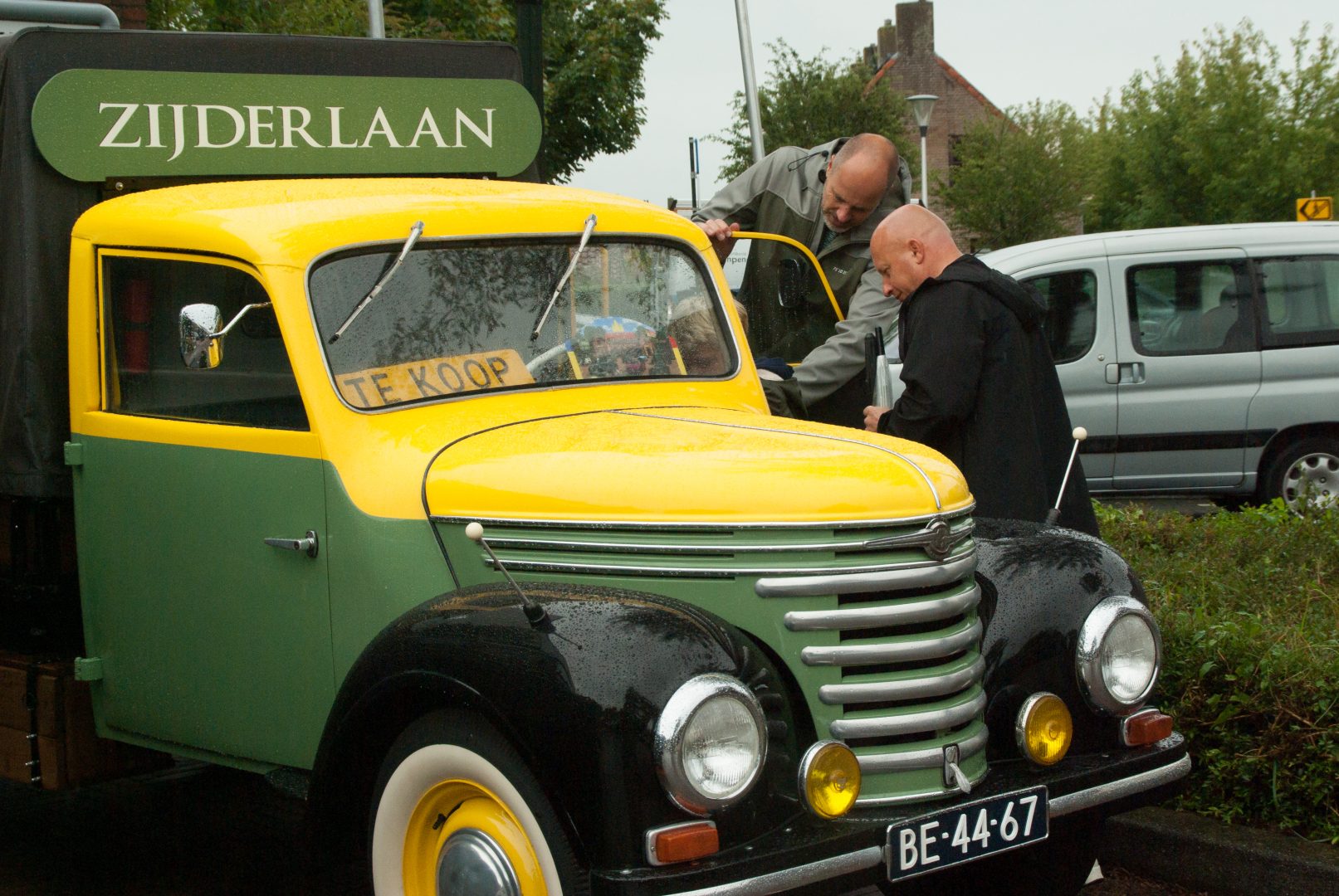 Regen houdt oldtimers niet helemaal van Haastrecht Klassiek weg (foto’s, video)