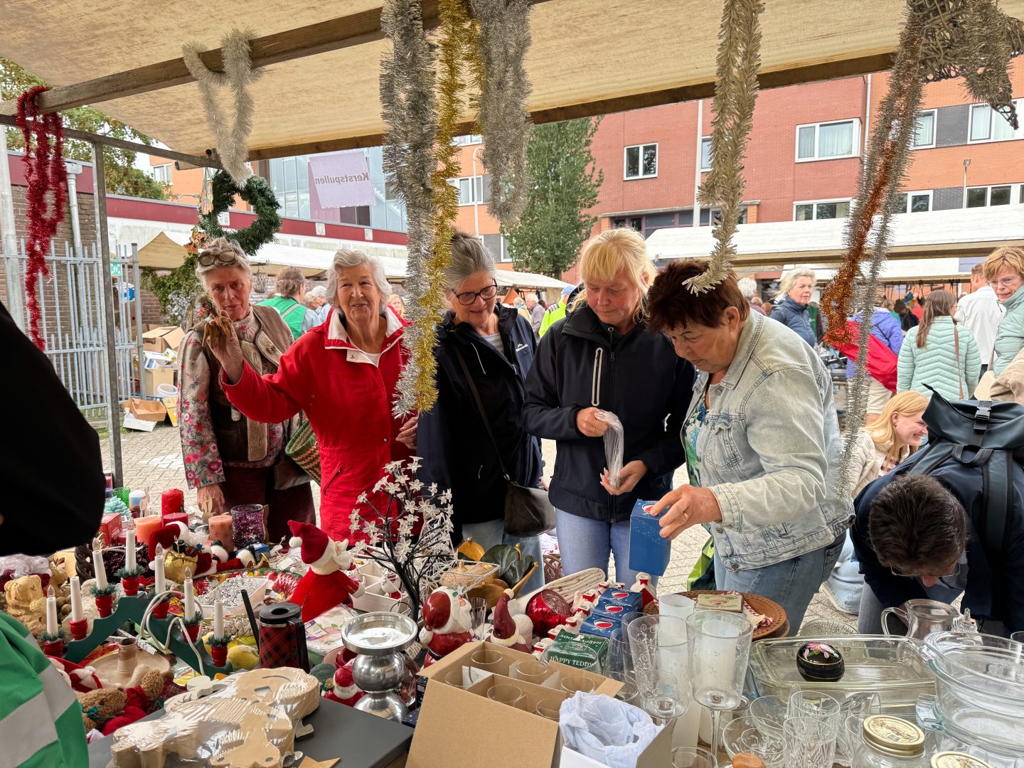 Rommelmarkt Protestantse Kerk Haastrecht brengt 13.525 euro op (foto’s)