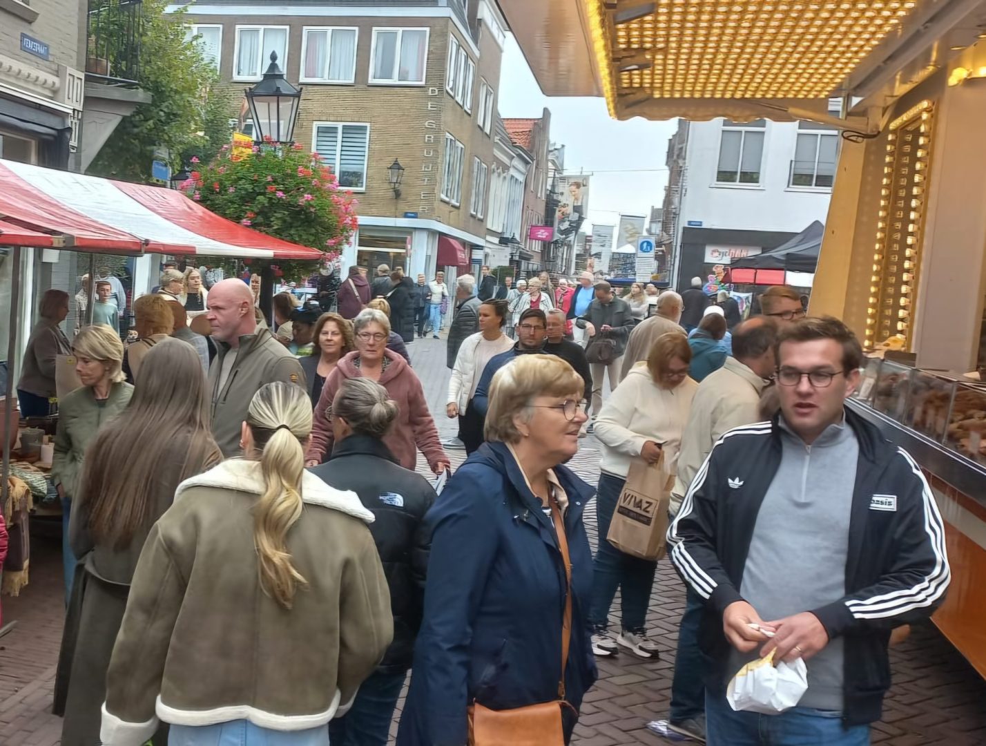Struin langs kramen tijdens de Bartholomeusdag in Schoonhoven