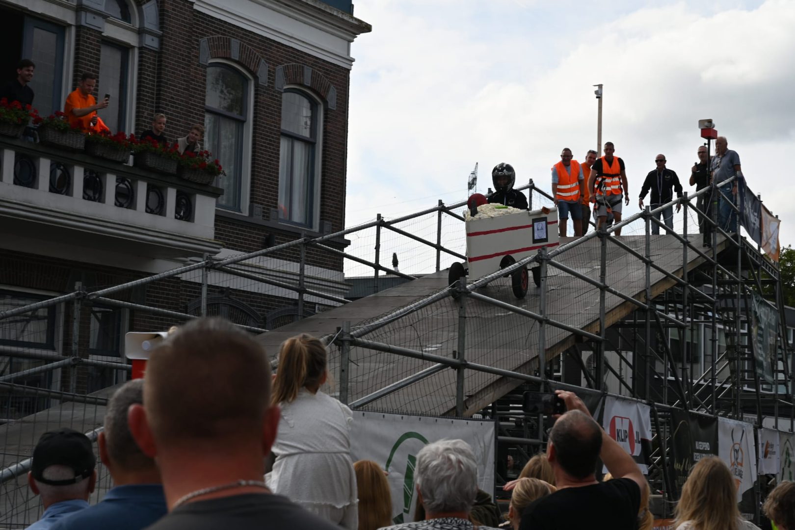 Van bouwen en keuren tot spectaculaire afdaling: eerste zeepkistenrace in Lekkerkerk groot succes (f