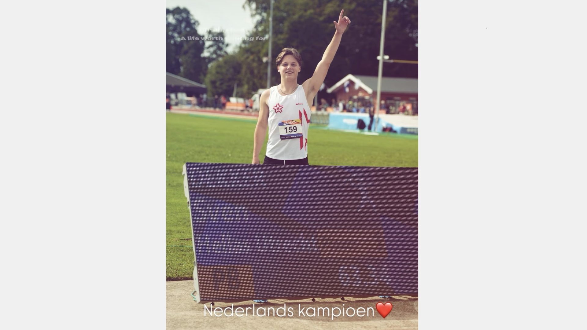 Sven Dekker grijpt in laatste worp nationale titel