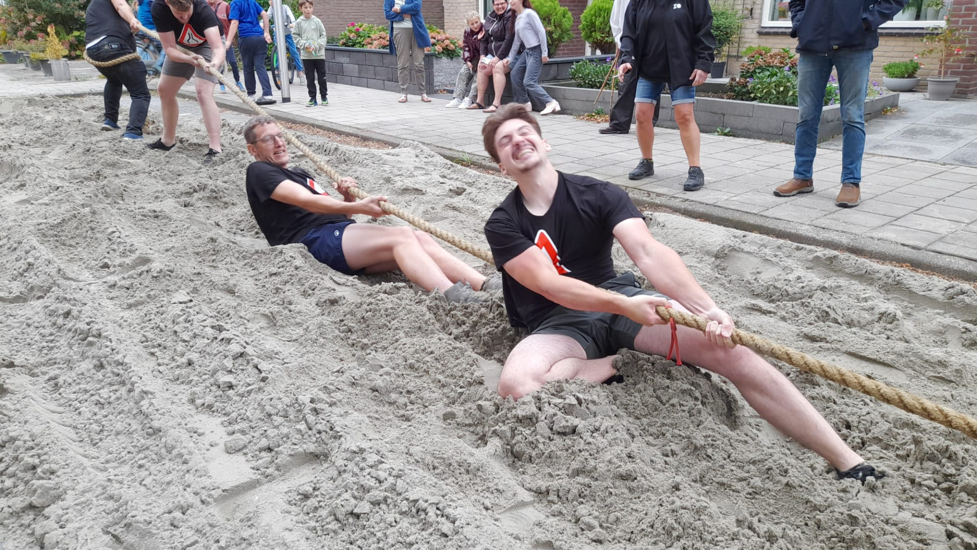 Deelnemers gaan tot het uiterste tijdens zeskamp in Lekkerkerk (video + foto’s)