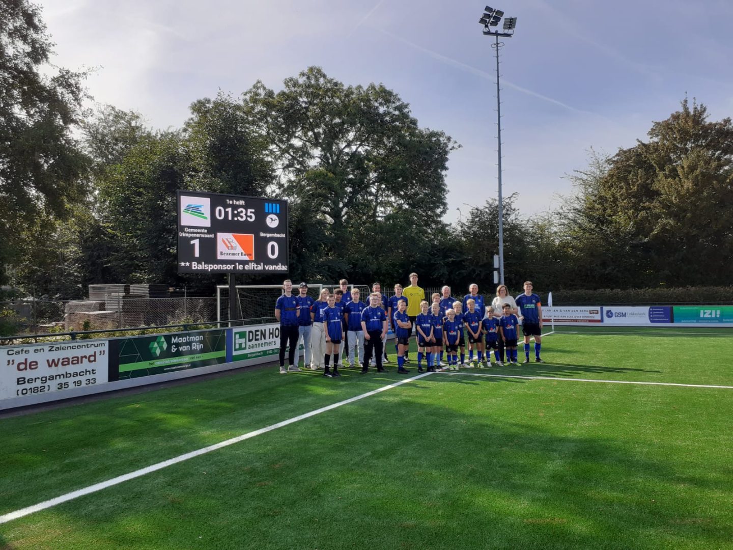 Nieuw kunstgrasveld feestelijk geopend, Bergambacht boekt belangrijke overwinning
