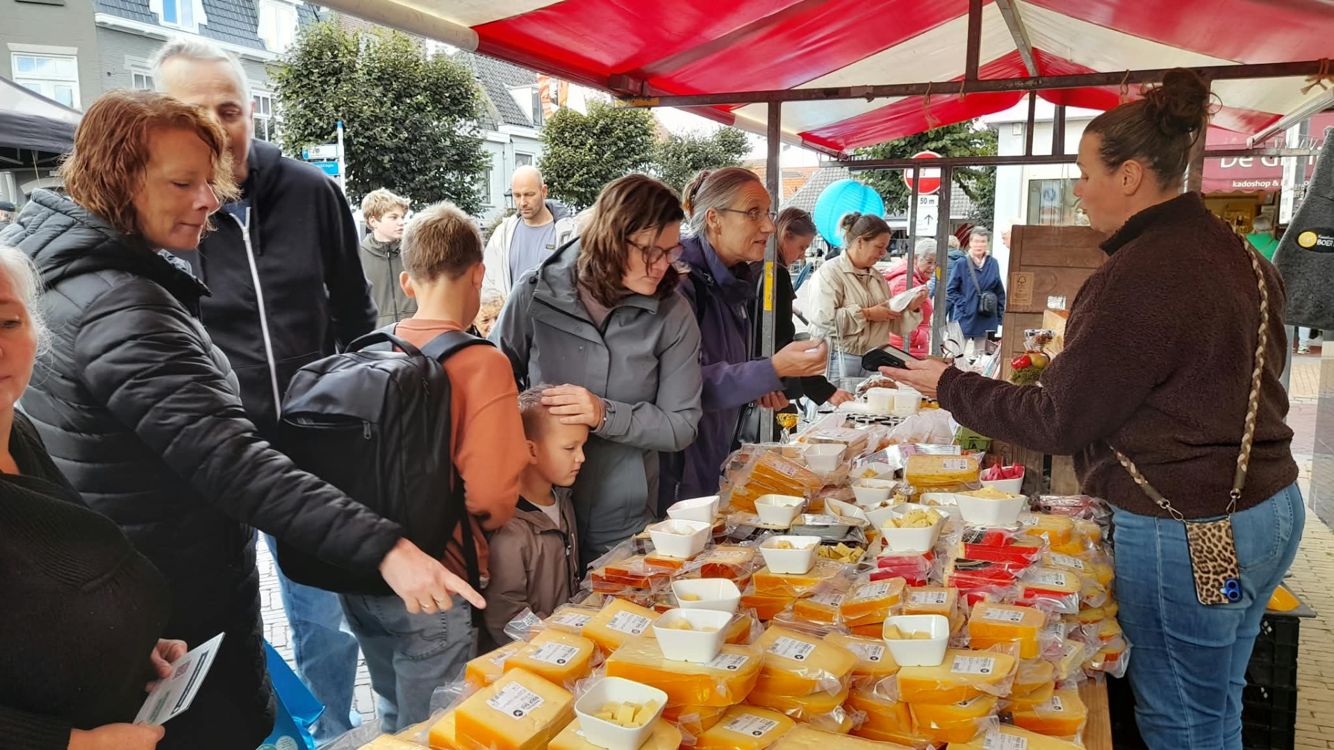 Warme stroopwafels, bekroonde kaas en regen op de streekmarkt in Schoonhoven (foto's, video)